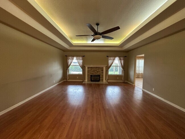 Building Photo - NE Visalia home coming soon