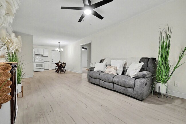Foto del edificio - Two Bedroom Two Bathroom House with office and upstairs bonus room!   Fenced Yard!  Dogs Welcome!