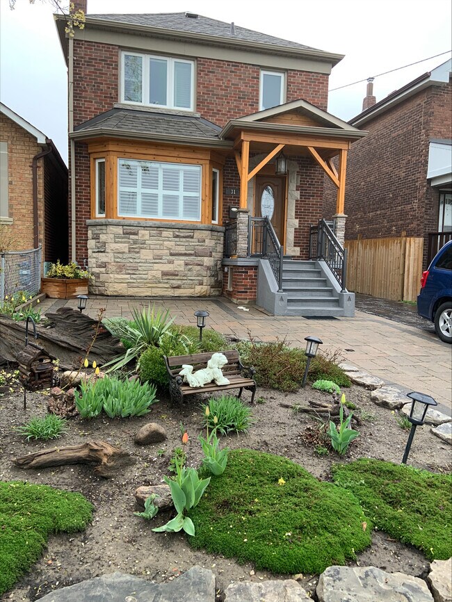 Building Photo - 31 Montcalm Av