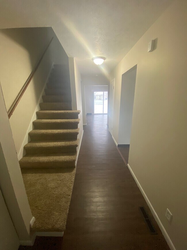 Building Photo - 5554 Chatford Dr