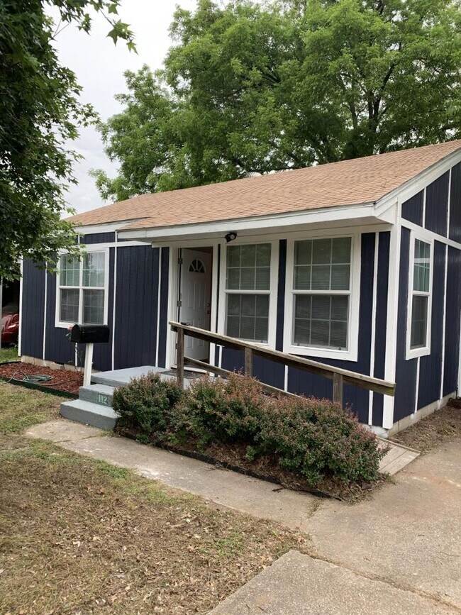 Building Photo - 1112 S Pine St