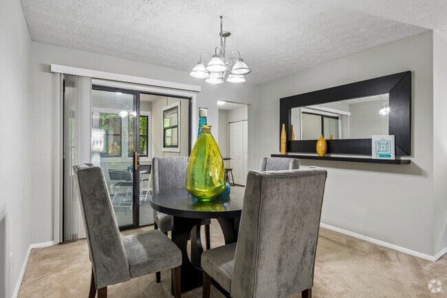2BR, 2BA - 1,227SF - Dining Room - Dunwoody Crossing
