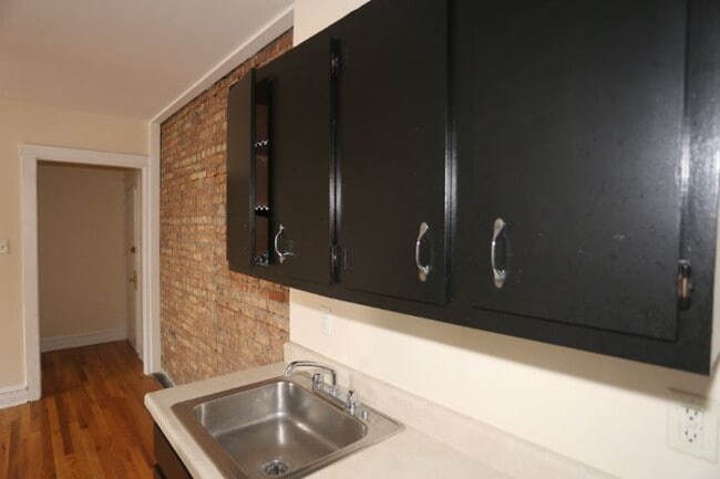 Building Photo - 958 W Cornelia Ave