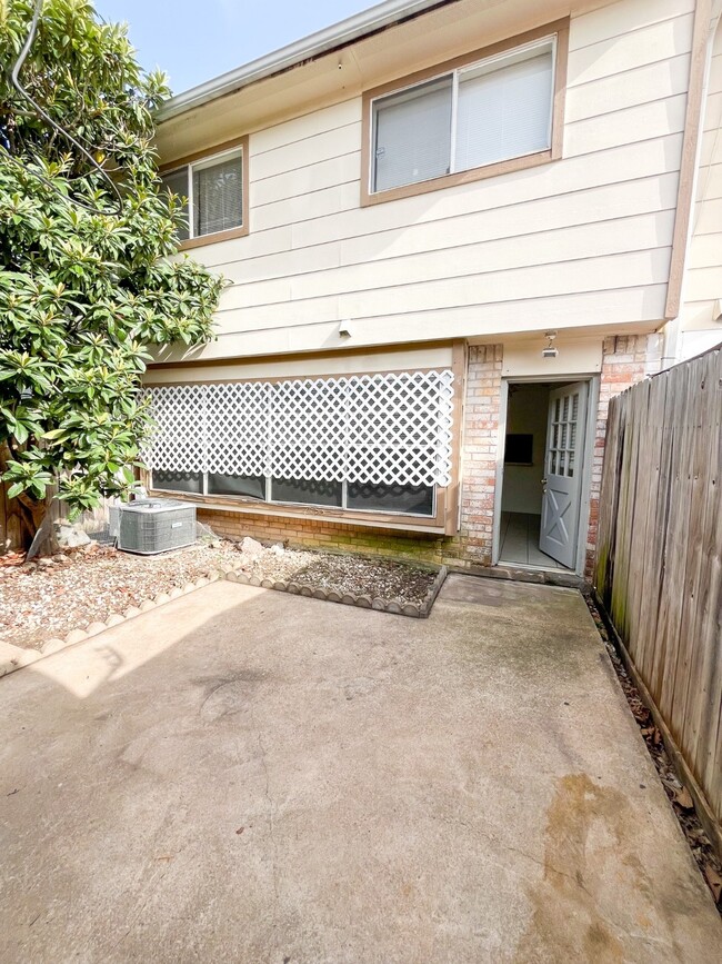 Building Photo - 12933 High Star Dr