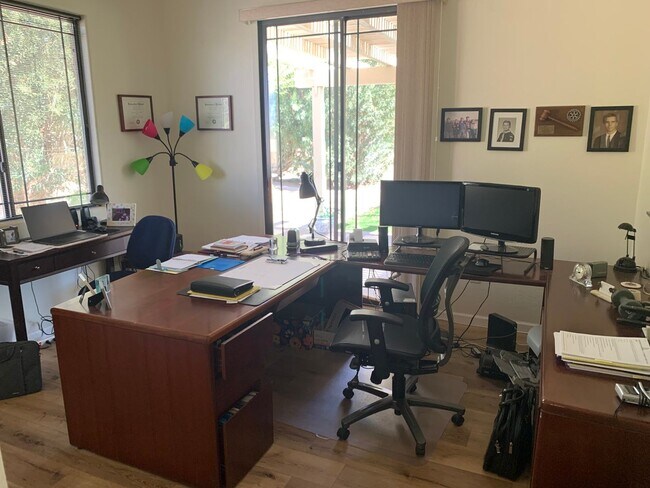 Foto del edificio - LA VALENCIA/ Fully Furnished!