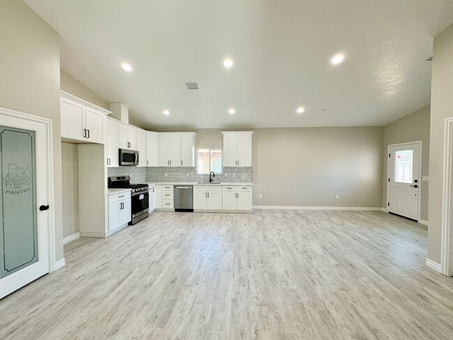 Building Photo - Newly constructed single-family house 3 be...