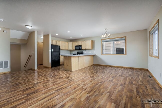 Building Photo - SPACIOUS UPDATED TOWNHOME WITH IN-UNIT LAU...
