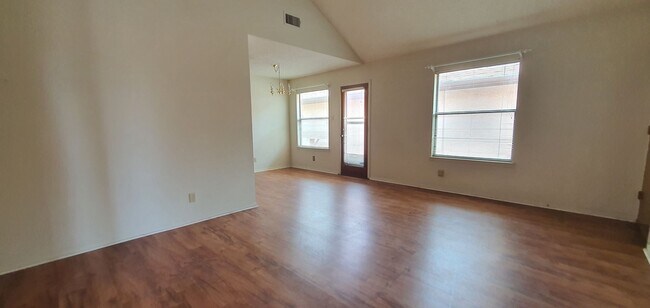 Foto del edificio - Spacious 2 bedroom 2 bath townhome COMING ...