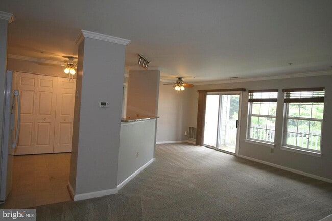 Building Photo - 8200 Blue Heron Dr