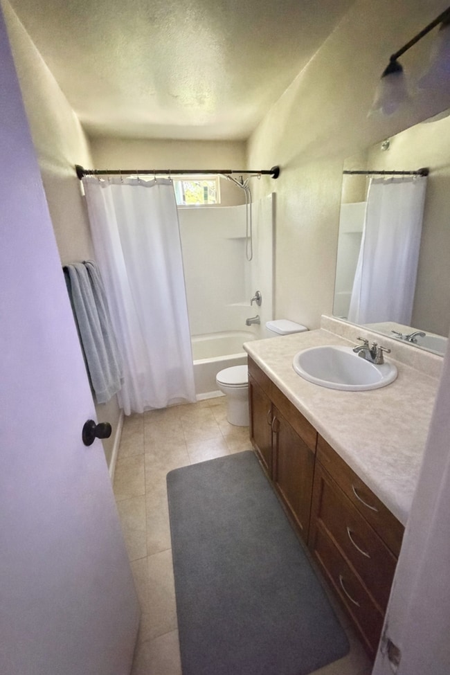 Building Photo - 2 Bed 1 Bath!
