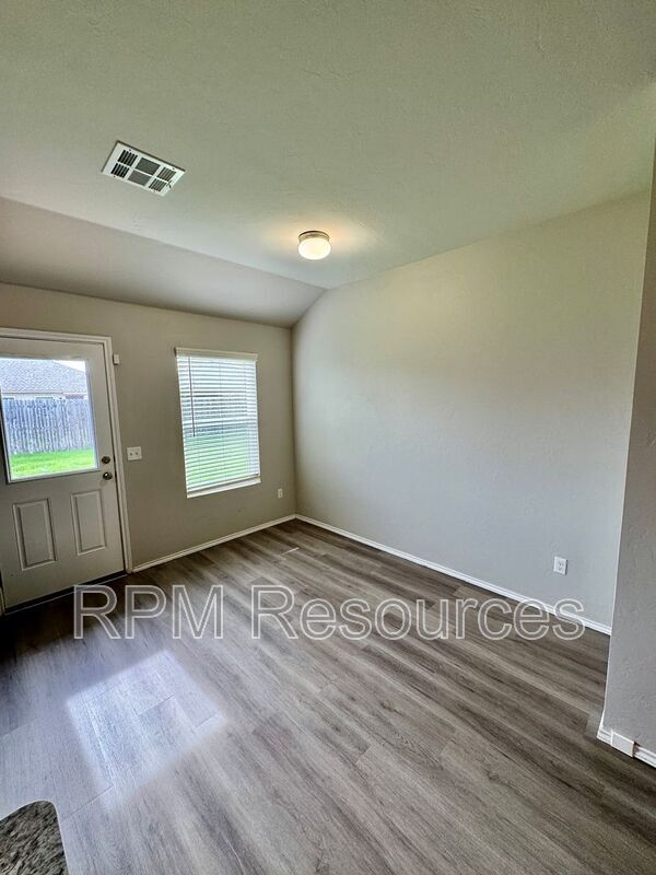 Building Photo - 1820 Hayes Ln
