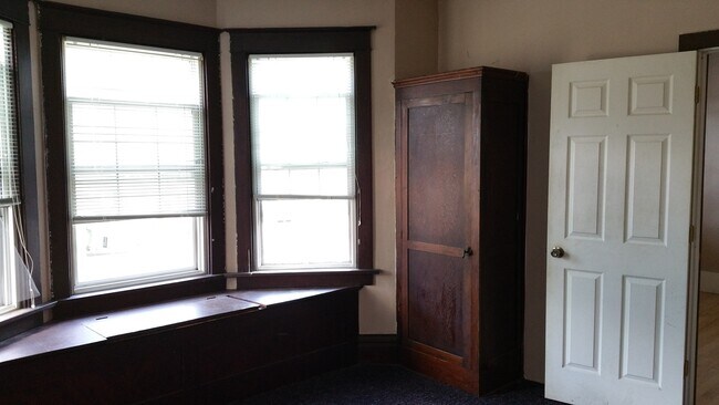 Building Photo - 128 E Davenport St