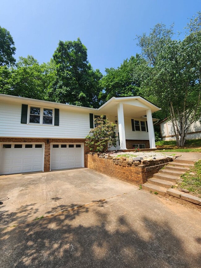 Building Photo - East Asheville Rental!
