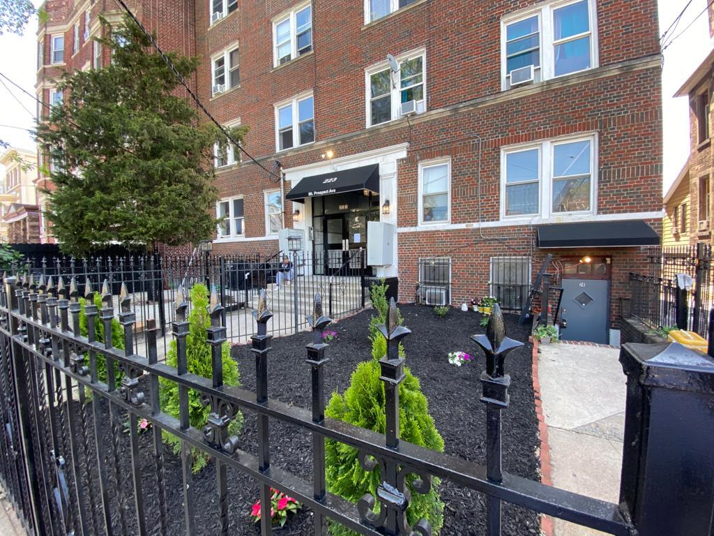 Foto principal - 223 Mt Prospect Ave