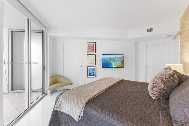 Building Photo - 1300 Brickell Bay Dr