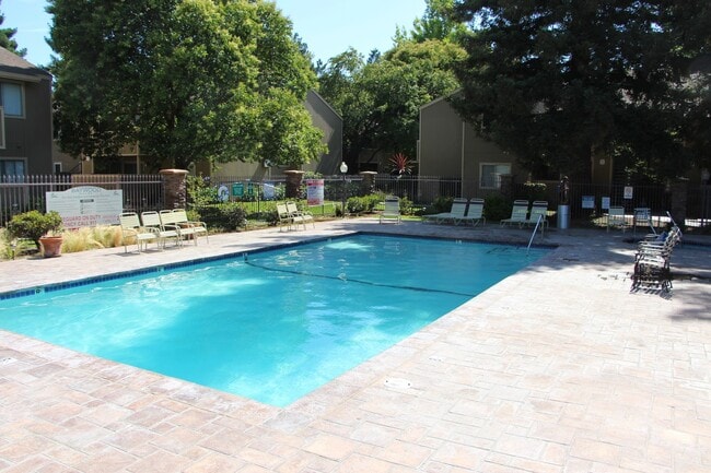 Building Photo - Available now! Studio apartment!