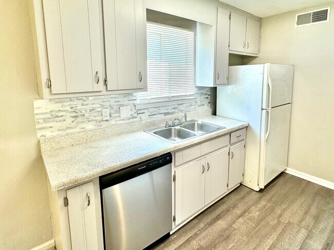 Building Photo - 1401 Lazy Brk