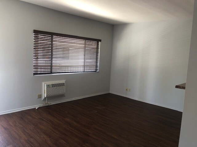 Living Room - 2314 N Catalina St