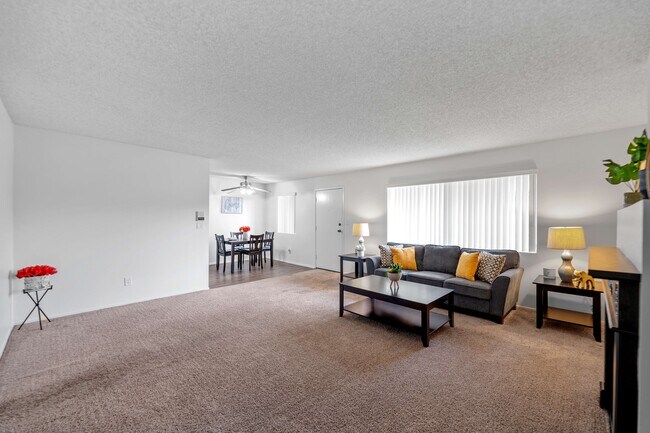 Amplia sala de estar con abundante luz natural en el Apartamento Diplomat en Studio City - The Diplomat