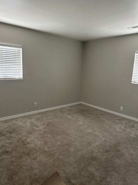 Building Photo - 2423 Palomas Dr NE