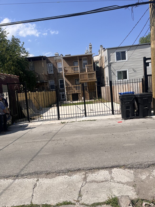 Building Photo - 4831 W Gladys Ave
