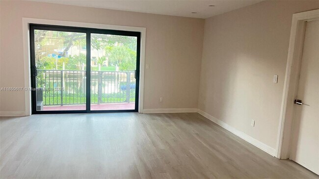 Foto del edificio - 6855 Edgewater Dr