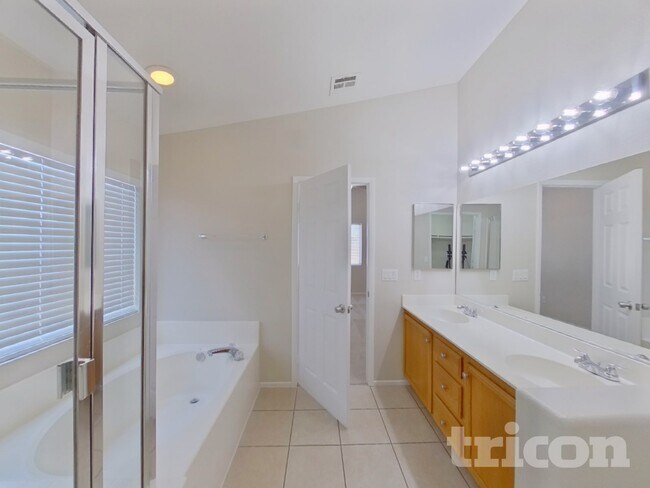 Foto del edificio - 2132 Meadow Green Ave
