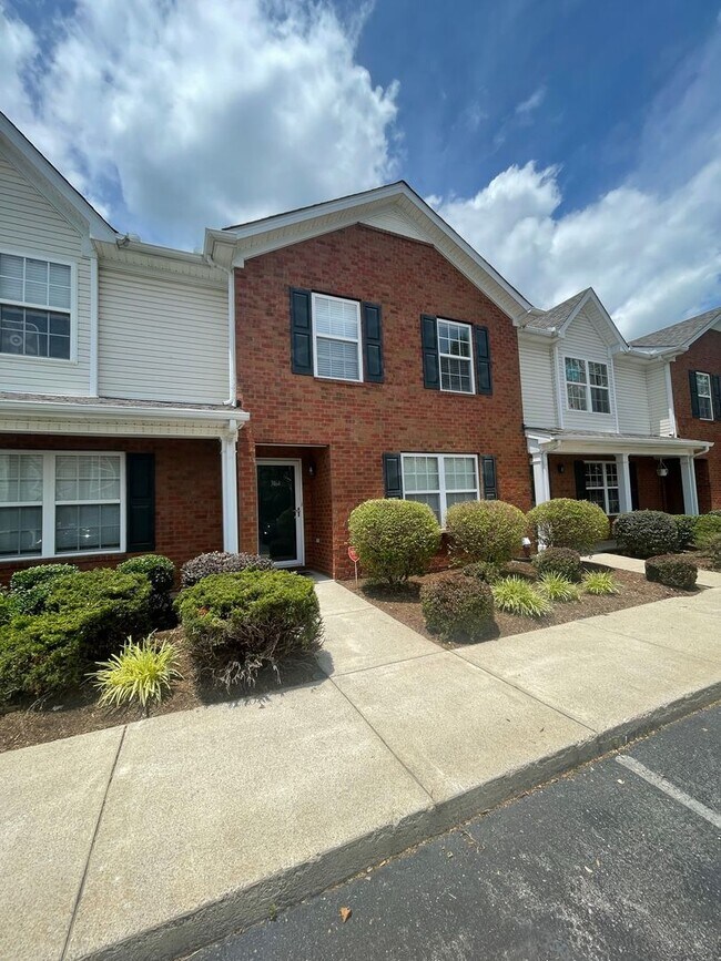 Foto del edificio - Prater Ct Townhome!