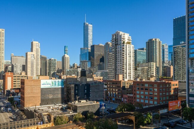 Foto del edificio - 630 N Franklin St