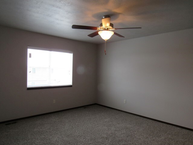 Master bedroom - 325 Jerry Pl