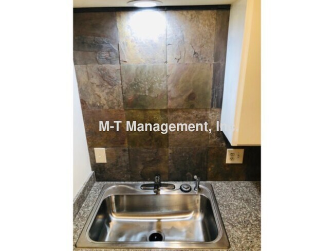 Foto del edificio - Remodeled large 2 br/1 bath ground floor a...