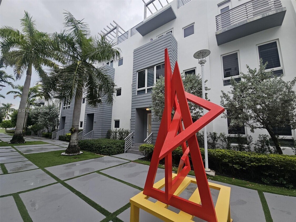 Foto principal - 9177 NW 33rd St