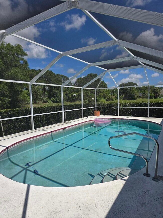 Foto del edificio - 5910 NW Bayou Ct