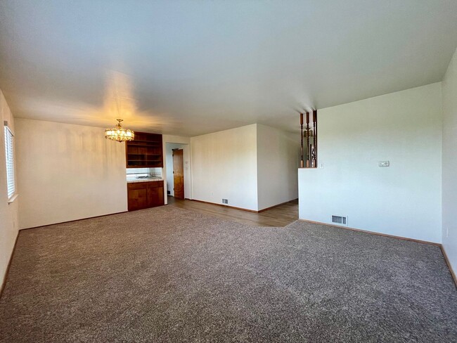 Building Photo - 4br - 3ba Two Story Home near Helix High i...