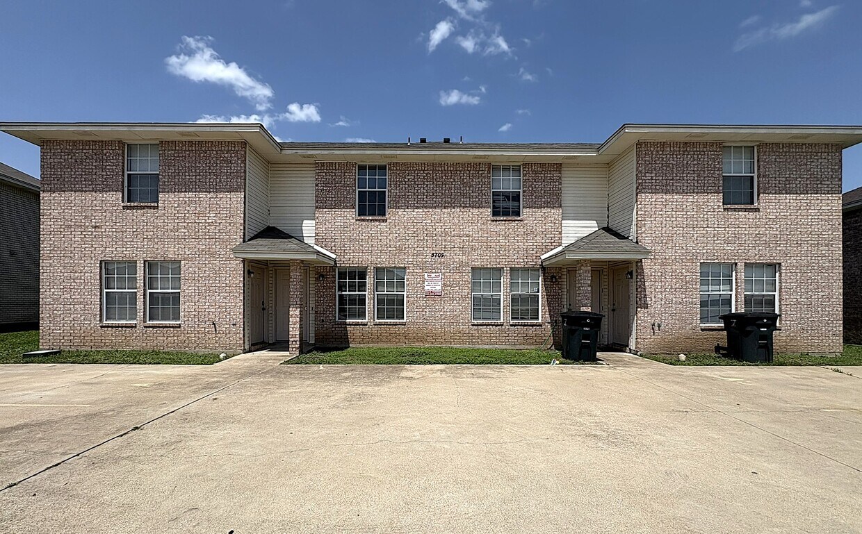 Foto principal - 5709 Redstone Dr