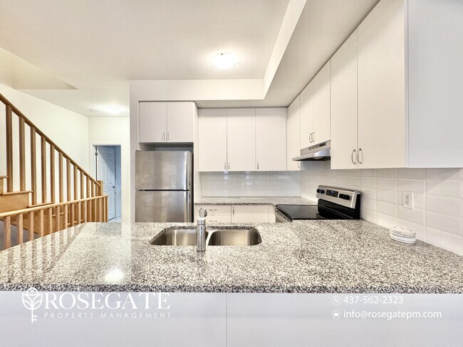 Photo du bâtiment - Massive 5-Bedroom + Den Townhouse with Garage & Deck in Oshawa