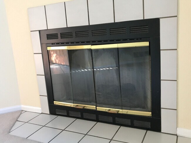 Foto del edificio - 2 bed 2 bath 2 car garage home near bike t...