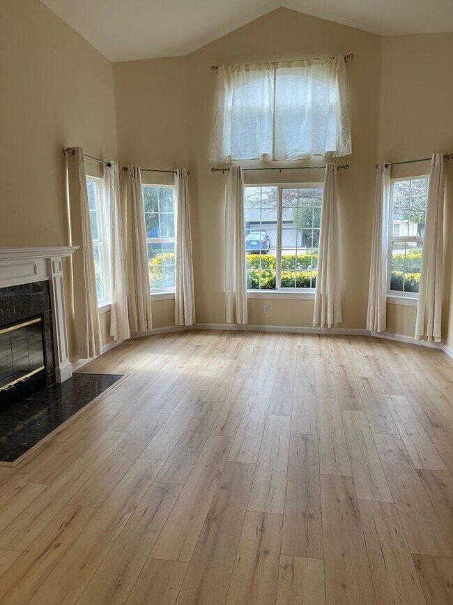 Foto del edificio - CAMPBELL - Executive 5 bedroom home in a d...