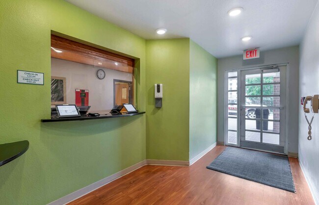 Building Photo - Furnished Studio-Lake Worth