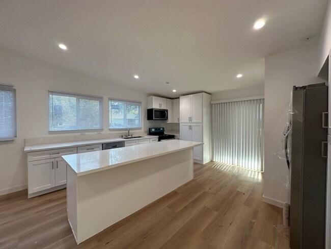 Foto del edificio - Completely remodeled 4+2 sprawled across a...