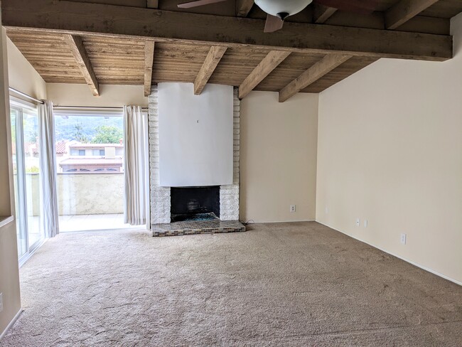 Living Room and Balcony with a VIEW. - 972 Woodlawn Dr