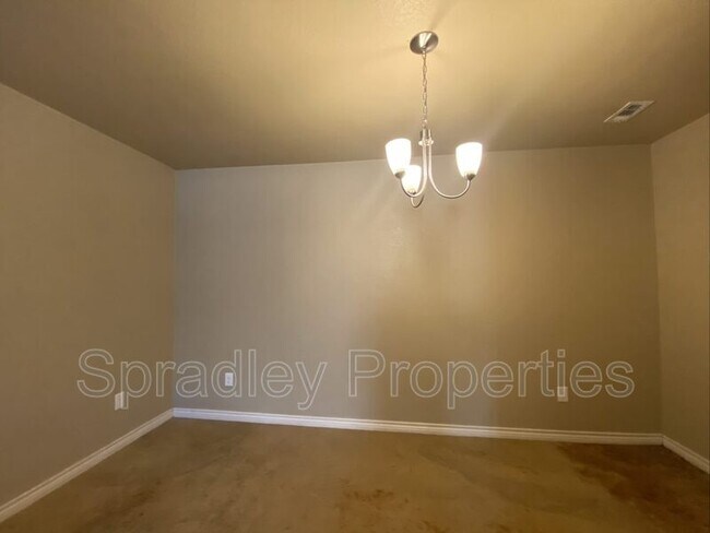 Building Photo - 723 E Ridge Blvd