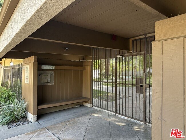 Foto del edificio - 22330 Victory Blvd