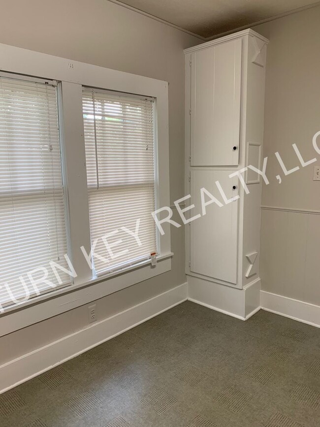 Building Photo - Apartment unit for rent in a Triplex Home in Irondale