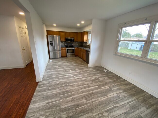 Building Photo - 305 Butrico Rd