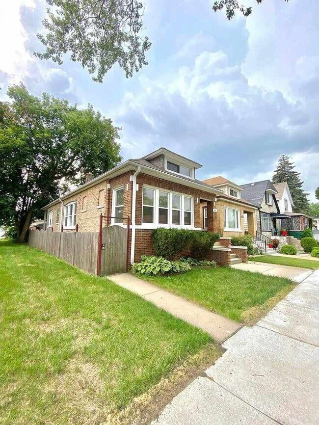 Building Photo - 631 E 88th St