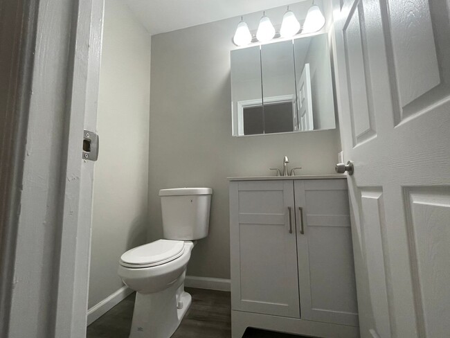 Building Photo - Newly Renovated 3 bed/1.5 bath in Waterfro...