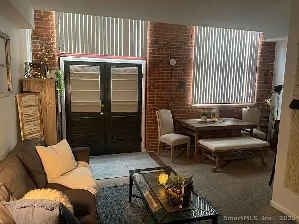 Building Photo - 839 Main St