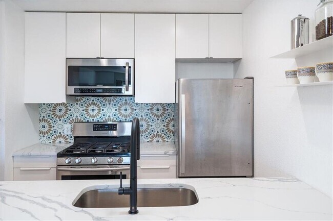 Building Photo - 6501 E Hill Dr