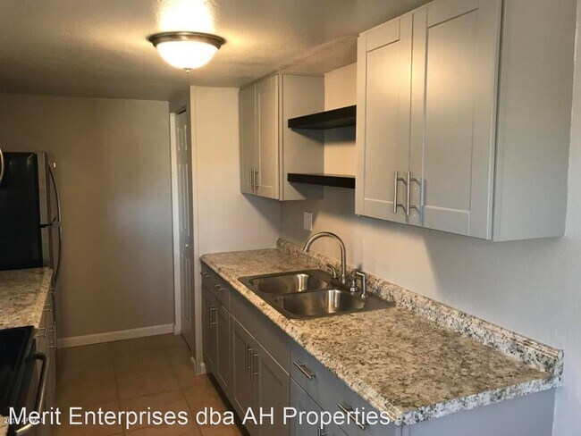 Building Photo - 2 br, 1.5 bath House - 4626 E WOOD ST